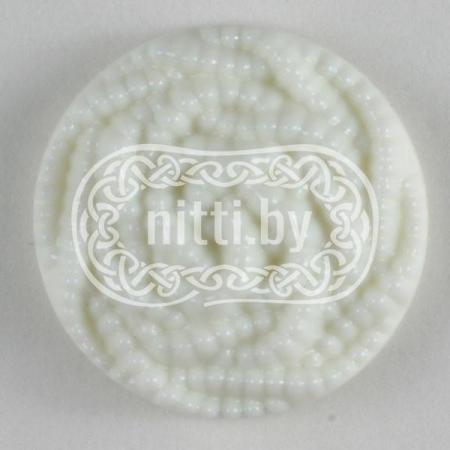 Пуговица пластиковая белого цвета с объемным узором на ножке Dill 18 мм