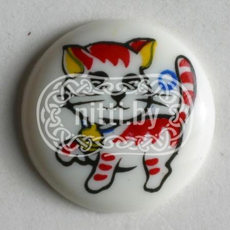 Пуговица пластиковая белого цвета с рисунком Котик на ножке Dill 13 мм