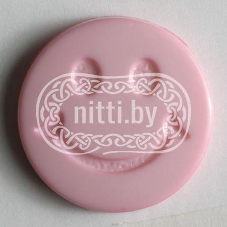 Пуговица пластиковая Смайлик розового цвета на ножке Dill 15 мм 